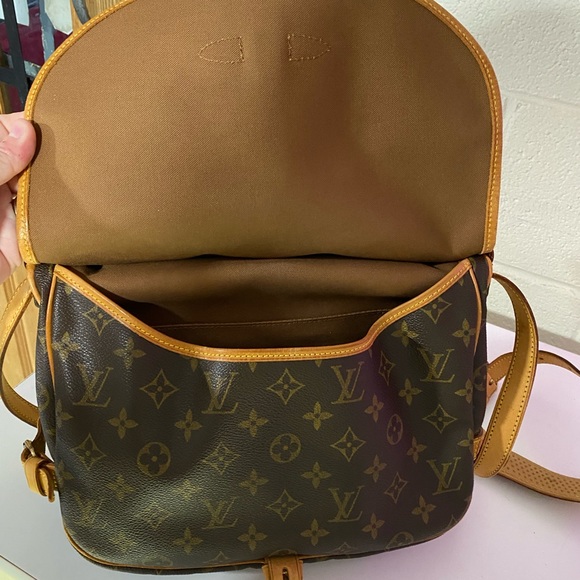 Louis Vuitton Monogram Saumur 30 Cross Body - Picture 4 of 5